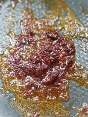 小火慢慢煸炒出红油。