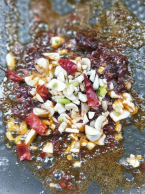 倒入蒜末，干辣椒。