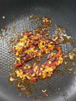 继续小火慢慢煸香。