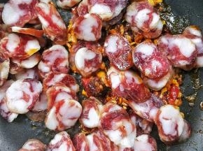 倒入腊肠片。