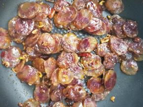 小火慢慢煸炒出油。