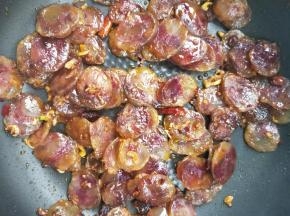 小火慢慢煸炒出油。