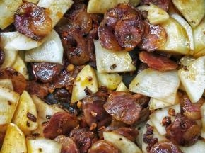 充分将土豆和腊肠翻炒均匀。
～需要翻炒勤快一点，否则土豆容易粘锅。