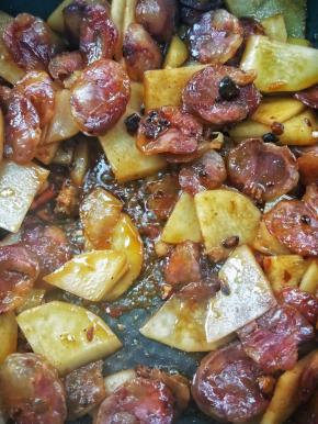 焖煮至汤汁收得差不多了，土豆熟了。