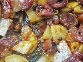 焖煮至汤汁收得差不多了，土豆熟了。