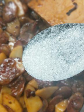 加少许白糖翻炒均匀。