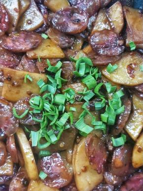 撒蒜苗叶，关火。