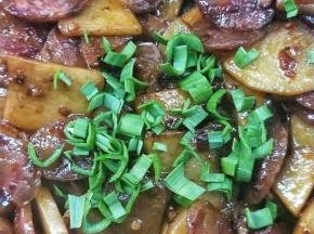 撒蒜苗叶，关火。