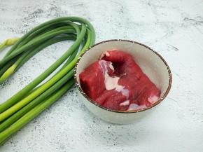蒜薹300克，牛肉200克