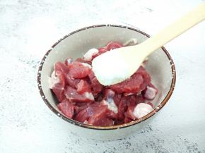 牛肉切丝，加盐一勺