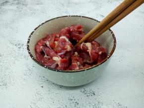 筷子搅拌均匀，腌制10分钟