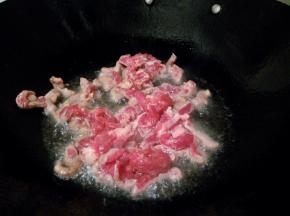 锅热倒油，放蒜泥炒香，加牛肉丝翻炒