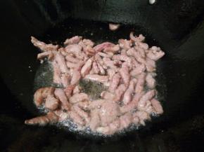 待牛肉丝翻炒至变色