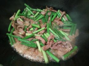 生抽一勺，鸡粉少许，翻炒均匀，起锅。