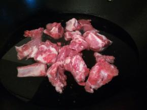 锅里放水，加料酒勺，放排骨焯水