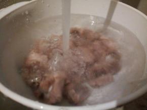 排骨用清水冲洗干净