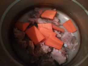 排骨和胡萝卜一起高压锅，加适量清水，盐一勺，压熟
