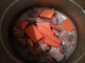 排骨和胡萝卜一起高压锅，加适量清水，盐一勺，压熟