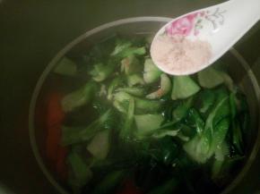 排骨熟后，打开，加青菜煮熟，加点鸡粉，提鲜，