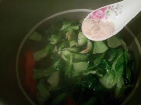 排骨熟后，打开，加青菜煮熟，加点鸡粉，提鲜，