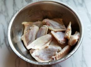 鸡中翅洗干净后冷水泡1小时以上。