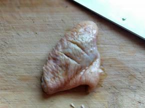 将鸡翅划两刀，这样更入味。