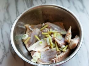 葱姜去皮切碎，放入鸡翅器具中。