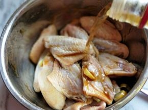 加入料酒。(适当多谢，去腥)