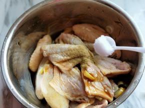 加入盐，盐的量根据个人口味放，抓拌均匀。