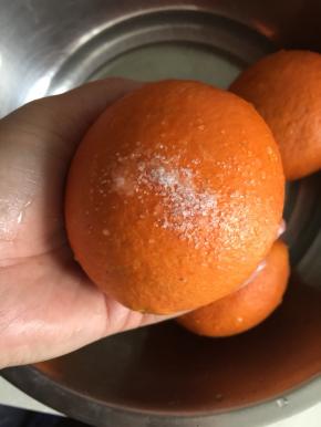 清洗橙皮，撒点盐在橙子表面搓洗干净