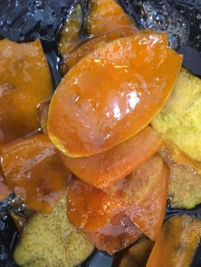 锅中加水、糖、清洗干净的橙皮煮至糖水粘稠