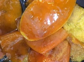 锅中加水、糖、清洗干净的橙皮煮至糖水粘稠
