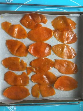 取出放在烤盘里