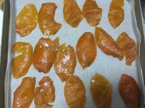烤箱100度，烘干橙皮表面不粘手即可