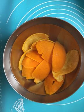 放入冷水中清洗，反复换水清洗，3-4次吧，去除涩味