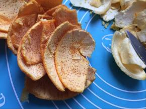 取下橙皮后，用刀把橙皮里面呈海绵状的内表面去掉