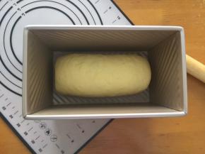 放入学厨吐司膜具中，放入烤箱二次发酵1小时，里面放一碗热水