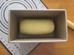 放入学厨吐司膜具中，放入烤箱二次发酵1小时，里面放一碗热水