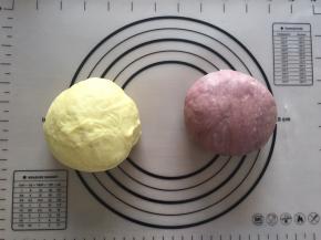 发酵好后拿出排气，盖上保鲜膜静止10分钟