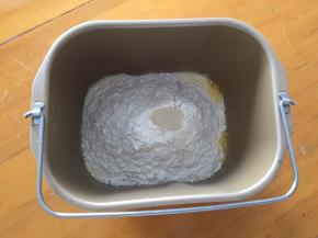 将黄油以上全部材料放入面包机中和面20分钟