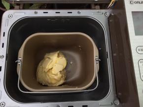 加入软化好的黄油，再和面30分钟
