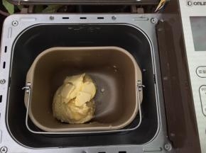 加入软化好的黄油，再和面30分钟