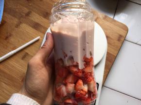 将草莓切成颗粒，加入酸奶，加入蜂蜜（也可不加）