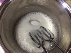 蛋白加入柠檬汁低速打发至有粗泡状态，加入三分之一白砂糖