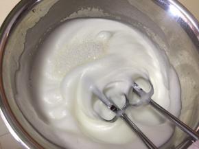 然后高速打发至有纹路状态，加入最后的白砂糖，