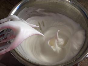 继续高速打发至9分发，拉出打蛋头有弯勾状