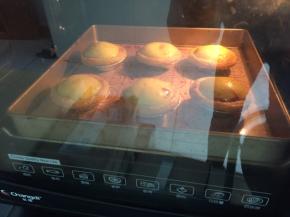 烤制中蛋挞液会鼓起，出烤箱后就会回缩的