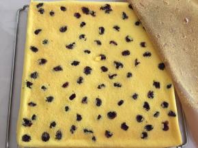 出炉后，放烤网上，撕掉油纸