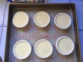 倒入蛋挞皮中，放入预热好的烤箱190度上下火15分钟