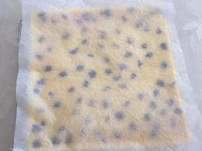 再铺一张新的油纸在上面，翻面趁热卷起